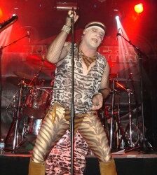 GIRA TREINTA ANIVERSARIO – BELLA BESTIA + STOP STOP! + KELDARK (Sala Durango, Meliana) “¡SÍ, CARIÑO, SÍ!”